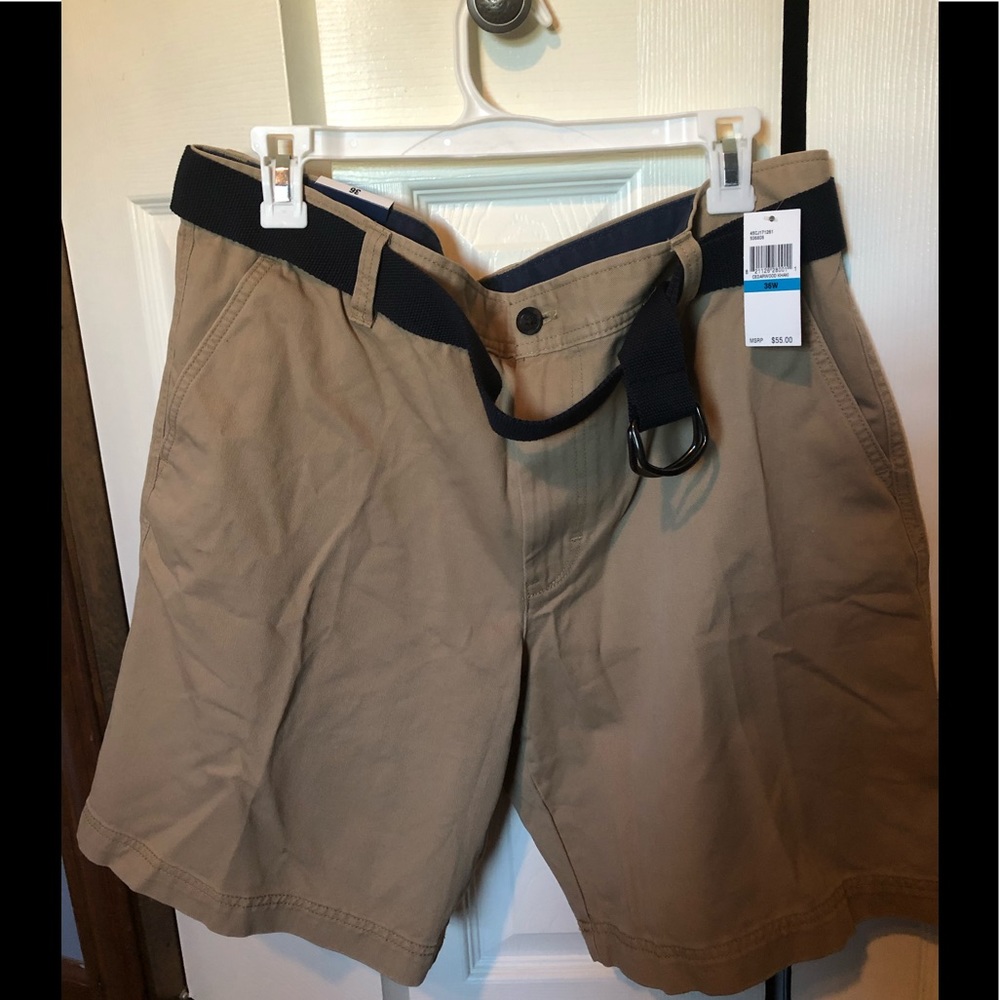 NWT Khaki Izod men’s flat front shorts with belt